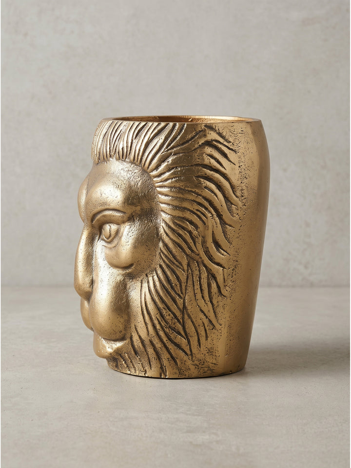 Seitenansicht der Alu Blumenvase Löwenkopf mit detaillierter Relief-Oberfläche, präsentiert ohne Dekoration auf neutralem Grund._