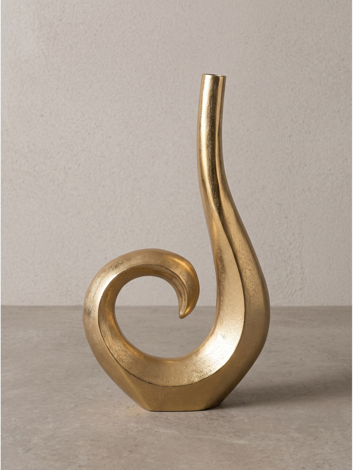 Seitenprofil der schmalen Alu-Tischvase mit sanfter Kurve und goldener Lackierung vor neutralem hellen Hintergrund._