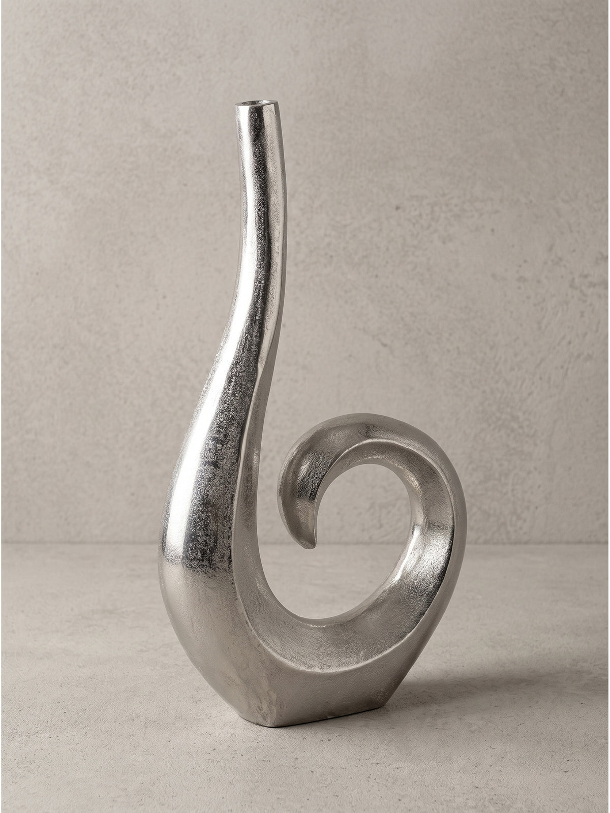 Moderne Dekovase aus massivem Aluminium silber 47 cm hoch in geschwungener Spiralform frontal vor weißem Hintergrund.