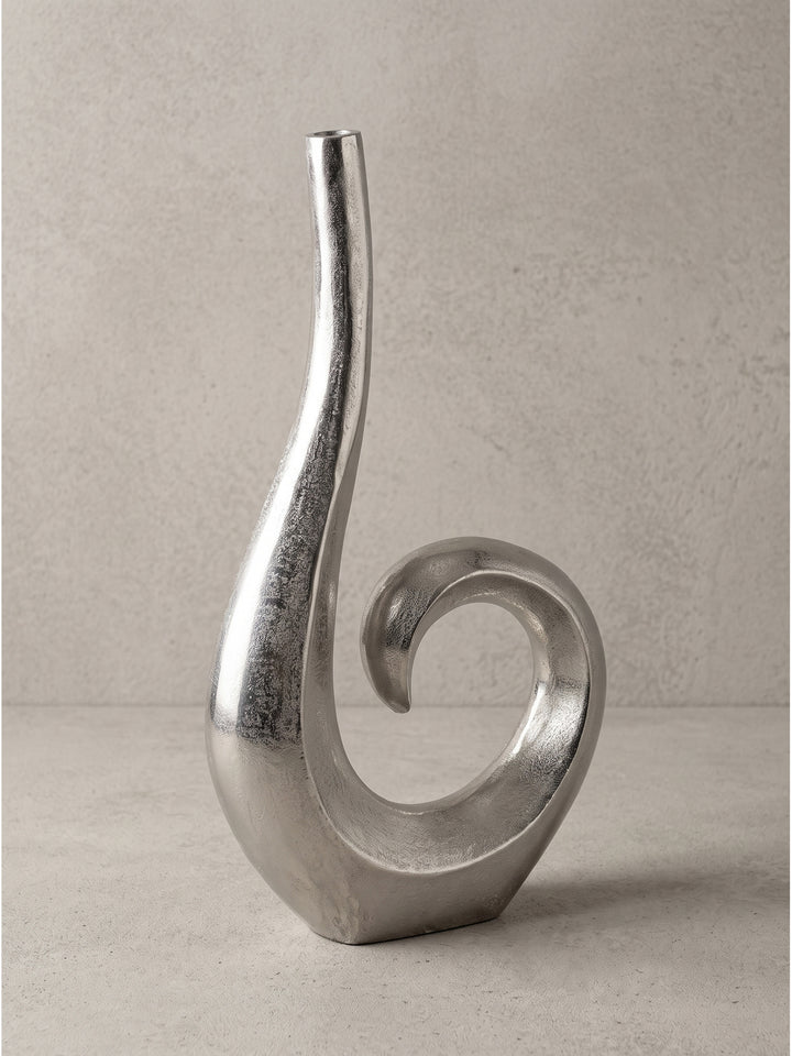 Moderne Dekovase aus massivem Aluminium silber 47 cm hoch in geschwungener Spiralform frontal vor weißem Hintergrund._