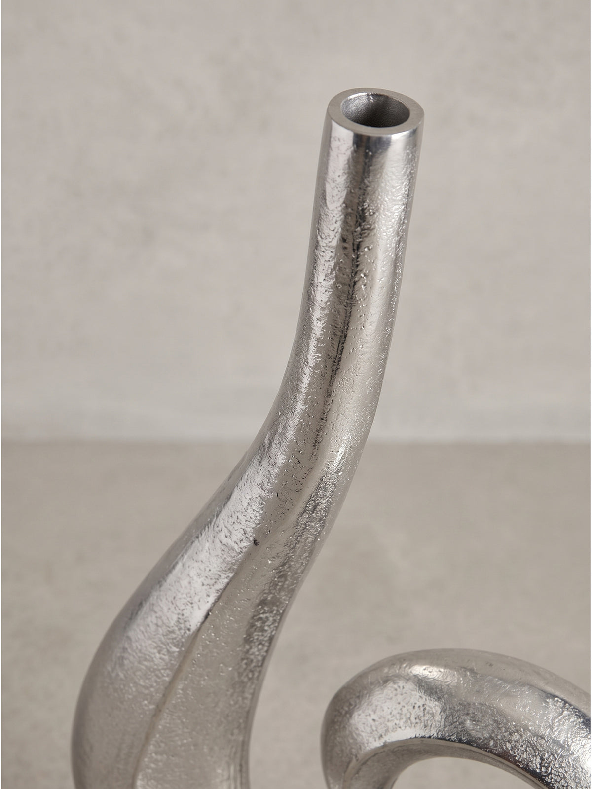 Ansicht der stilvollen Standvase Aluminium Silber 26x8x47 cm von oben betont die schmale Öffnung._