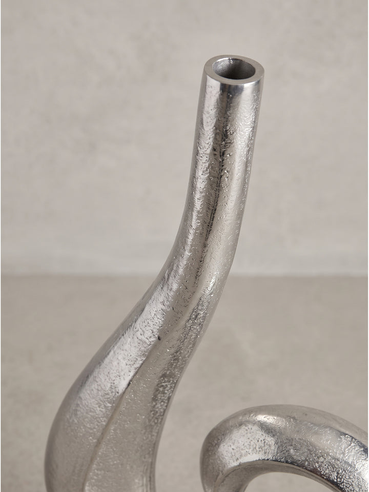 Ansicht der stilvollen Standvase Aluminium Silber 26x8x47 cm von oben betont die schmale Öffnung._