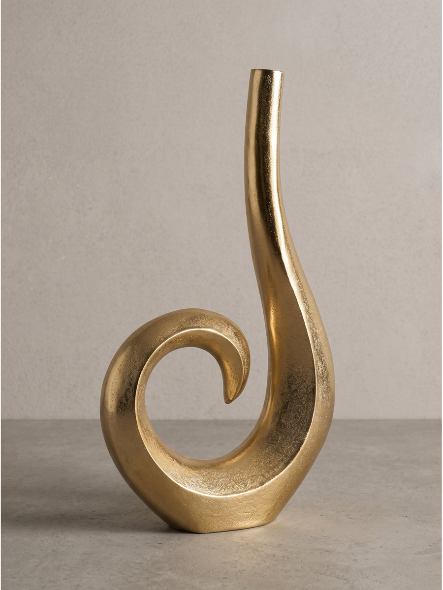 Frontalansicht der skulpturalen Deko Vase Spirale aus massivem Aluminium in leuchtendem Gold auf weißem Hintergrund._