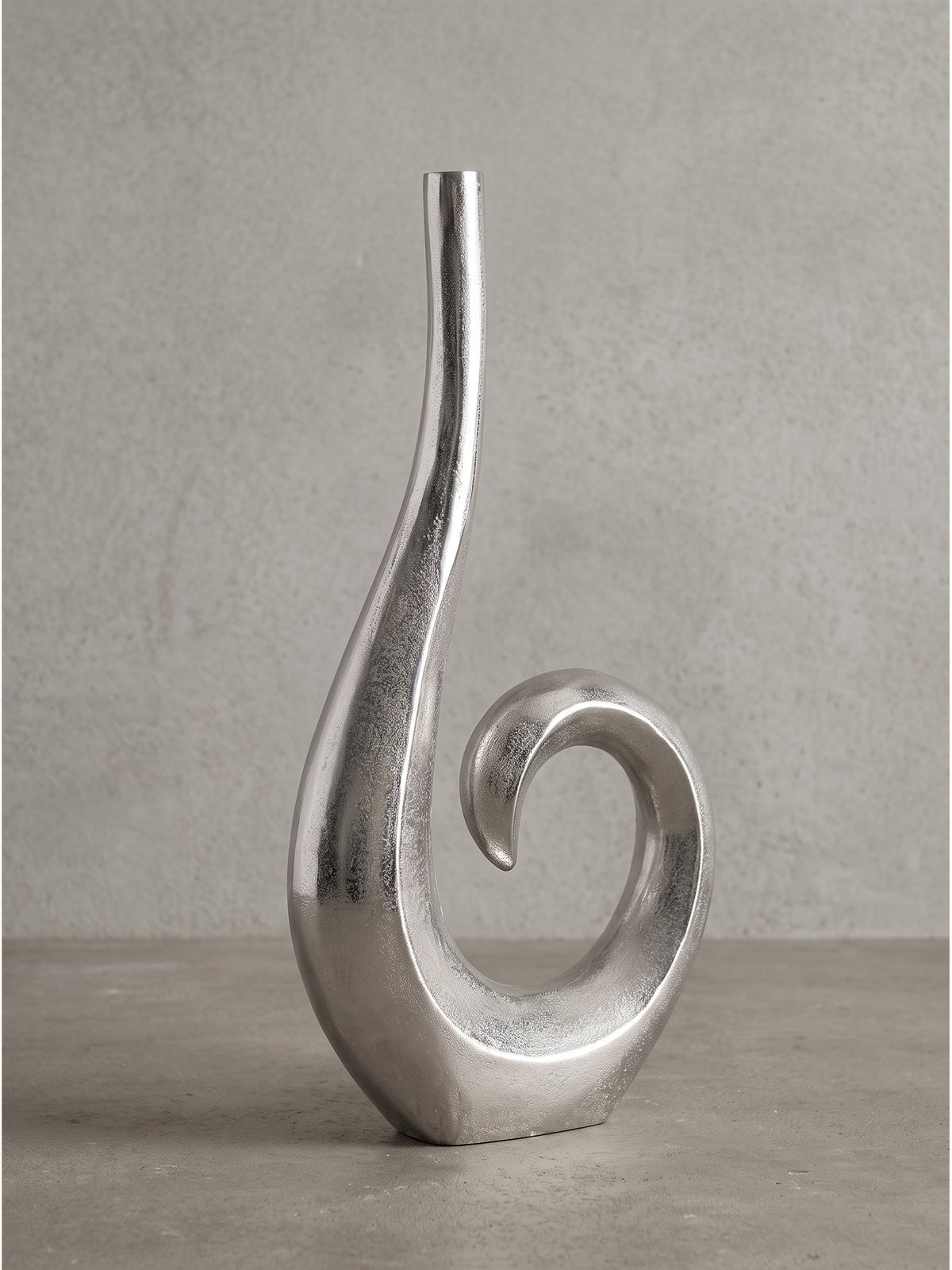 Seitenprofil der silberfarbenen Aluminium-Tischvase mit schmalem Hals und organischer Formgebung.