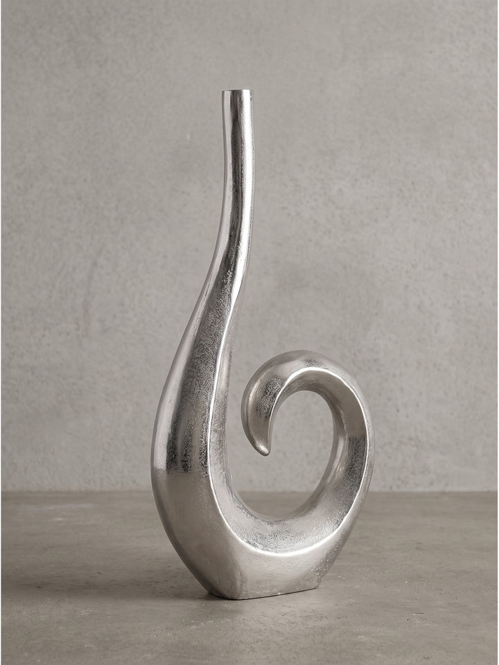 Seitenprofil der silberfarbenen Aluminium-Tischvase mit schmalem Hals und organischer Formgebung._