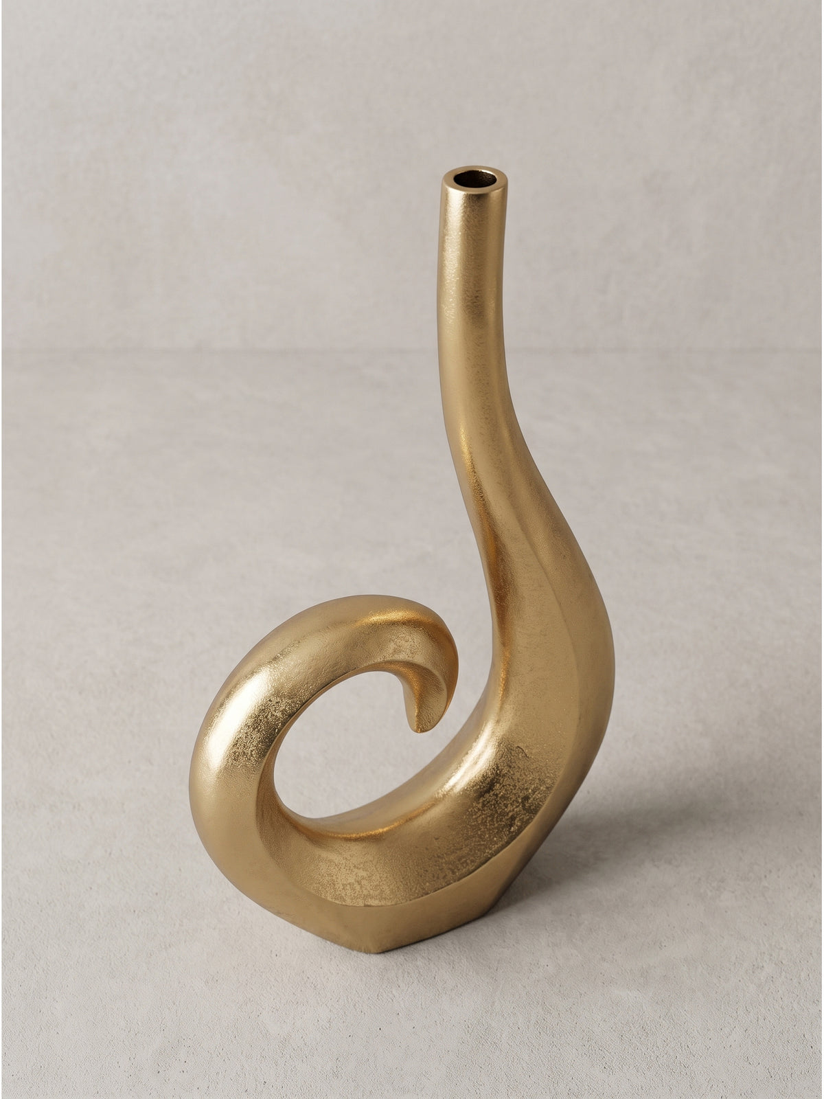 Leicht seitliche Perspektive der elegant geschwungenen Blumenvase für moderne Inneneinrichtung und stilvolle Tischdekoration._