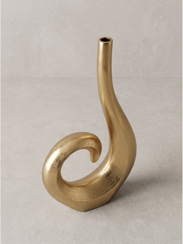 Leicht seitliche Perspektive der elegant geschwungenen Blumenvase für moderne Inneneinrichtung und stilvolle Tischdekoration._