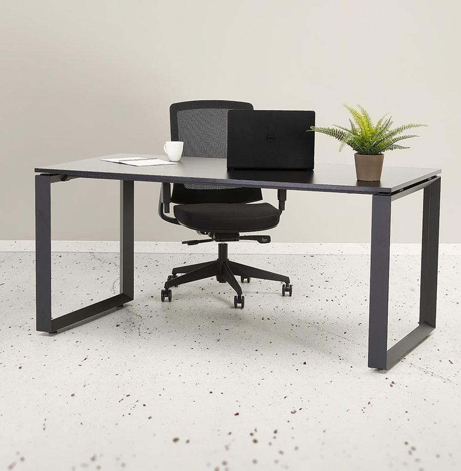 Bürotisch mit 120 kg Belastbarkeit - Robuster schwarzer Arbeitstisch - moderne Optik - perfekt für repräsentative Büroräume - XERAL von Kadima Design_