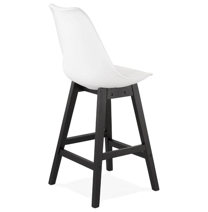 Tresenhocker in Anwendung - An 95 cm Theke - ergonomische Sitzposition - Eye-Catcher in hellen Küchen_