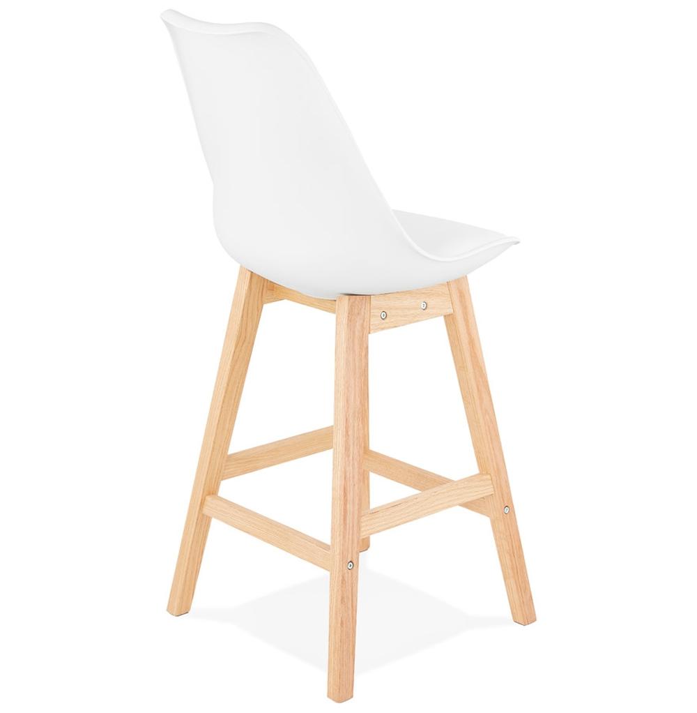 Küchenhocker in Anwendung - An 90 cm Theke - bequeme Sitzhaltung - kontrastreicher Look in hellem Interieur_