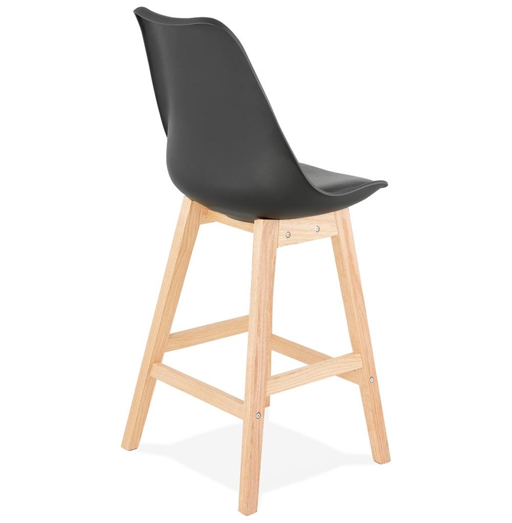 Tresenhocker im Einsatz - An 95 cm Bartheke - ergonomische Sitzposition - edler Look in dunklem Ambiente_
