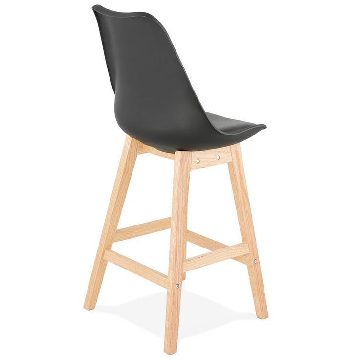 Tresenhocker im Einsatz - An 95 cm Bartheke - ergonomische Sitzposition - edler Look in dunklem Ambiente_