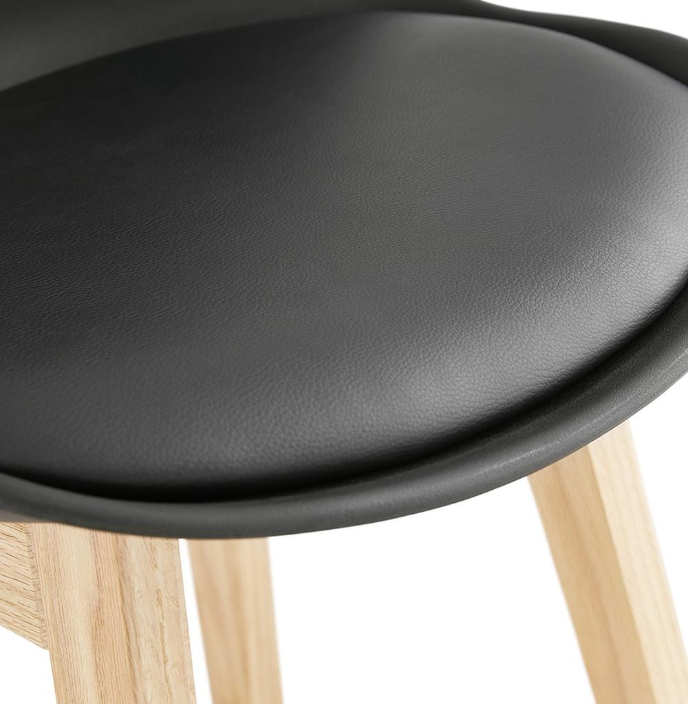 Küchenhocker Nahaufnahme - 38-5 cm Sitztiefe - konturierte Form - optimale Unterstützung beim Sitzen an Kücheninseln_