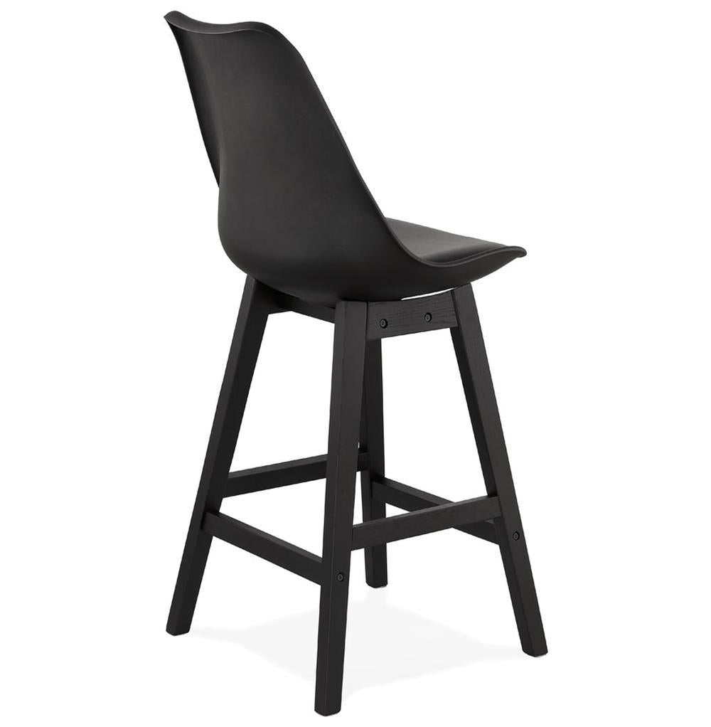 Bistrohocker im Kontext - An 90 cm Bartheke - bequeme Sitzposition - eleganter Blickfang in Lounges_