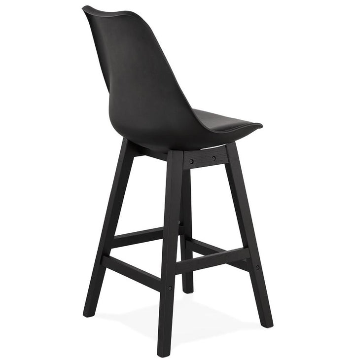 Bistrohocker im Kontext - An 90 cm Bartheke - bequeme Sitzposition - eleganter Blickfang in Lounges_