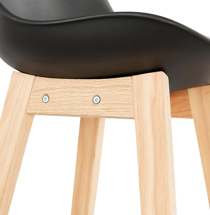 Tresenhocker im Einsatz - An 95 cm Bartheke - ergonomische Sitzposition - edler Look in dunklem Ambiente_