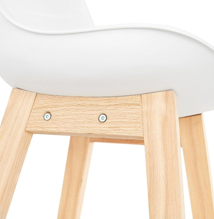 Küchenhocker in Anwendung - An 90 cm Theke - bequeme Sitzhaltung - kontrastreicher Look in hellem Interieur_