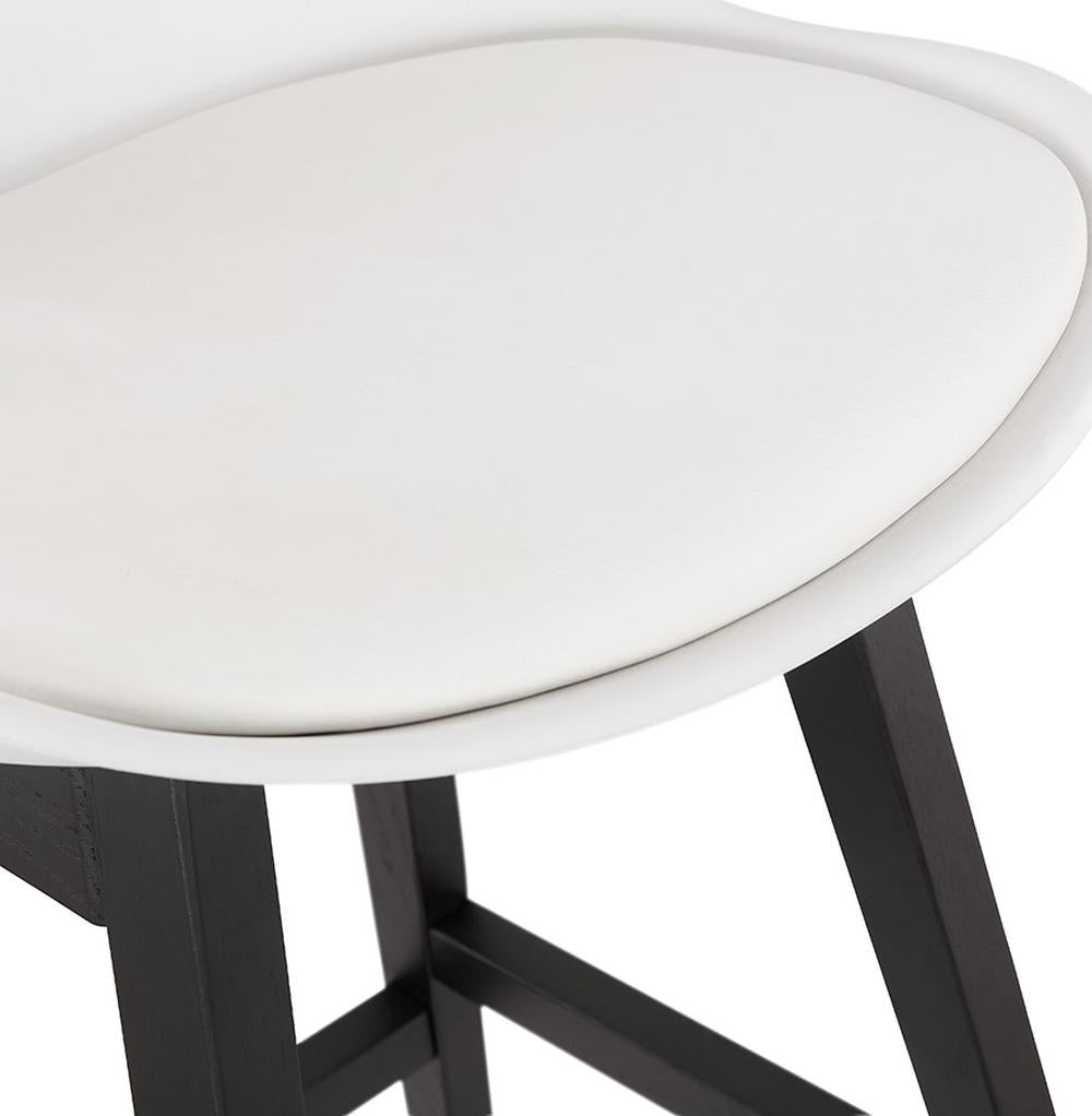 Küchenhocker Detailansicht - 3 cm Polsterung - kontrastreiche Optik - ideal für moderne Essbereiche_
