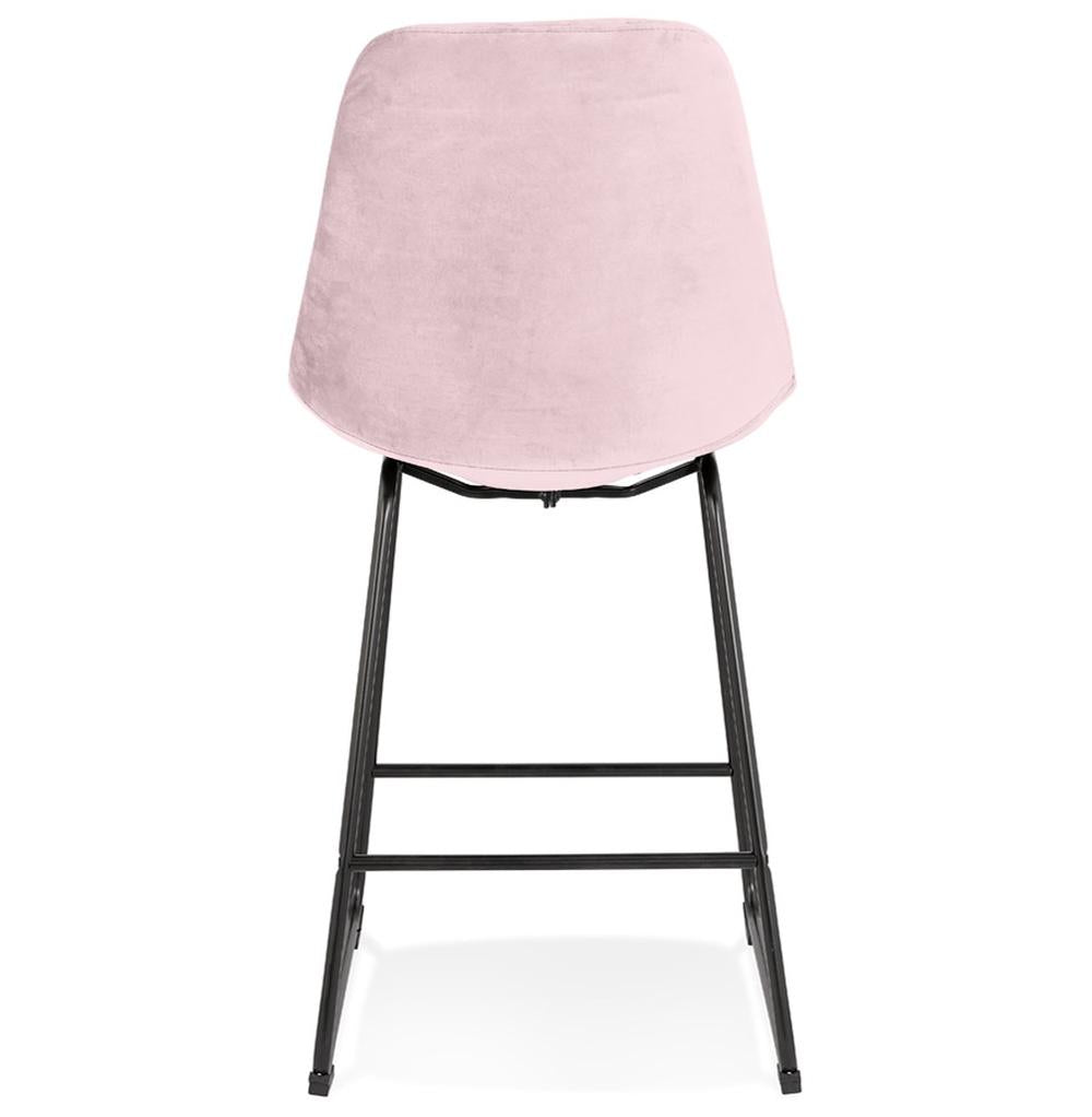 Rosa Designhocker im Einsatz - An 85-95 cm Esstisch - 40 cm Sitztiefe für gemütliche Abende mit Freunden - MINORO MINI_