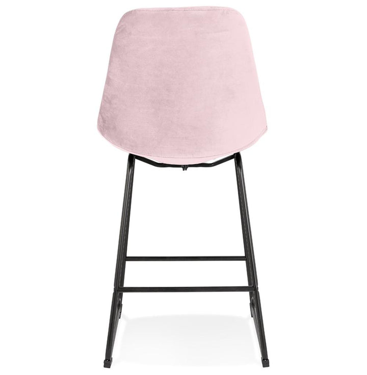 Rosa Designhocker im Einsatz - An 85-95 cm Esstisch - 40 cm Sitztiefe für gemütliche Abende mit Freunden - MINORO MINI_