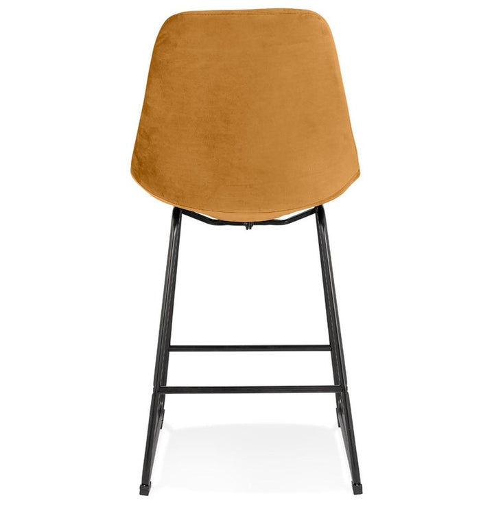 Senfgelber Designhocker in Anwendung - An 85-95 cm Kücheninsel - 40 cm Sitztiefe für bequemes Arbeiten und Essen - MINORO MINI_