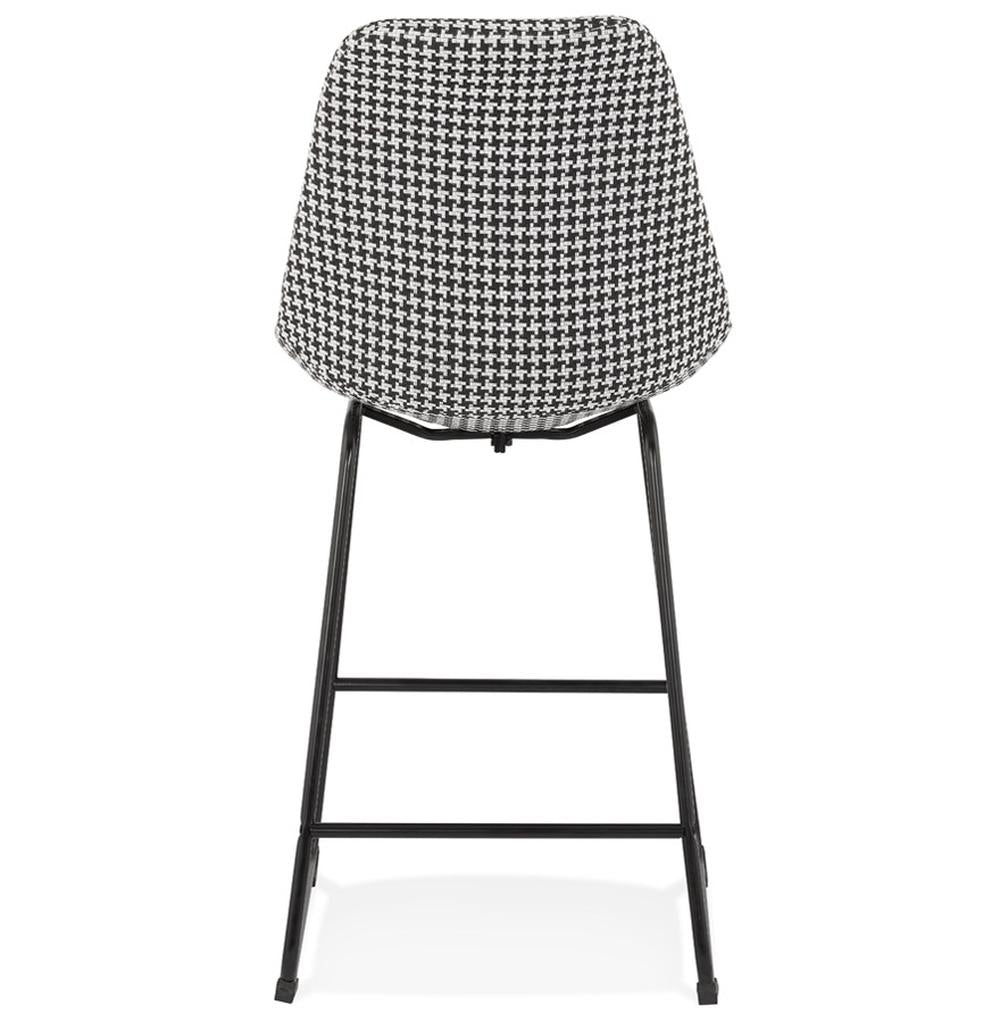 Hahnentritt Designhocker in Anwendung - An 85-95 cm Tresen - 40 cm Sitztiefe für komfortables Arbeiten und Essen - MINORO MINI_