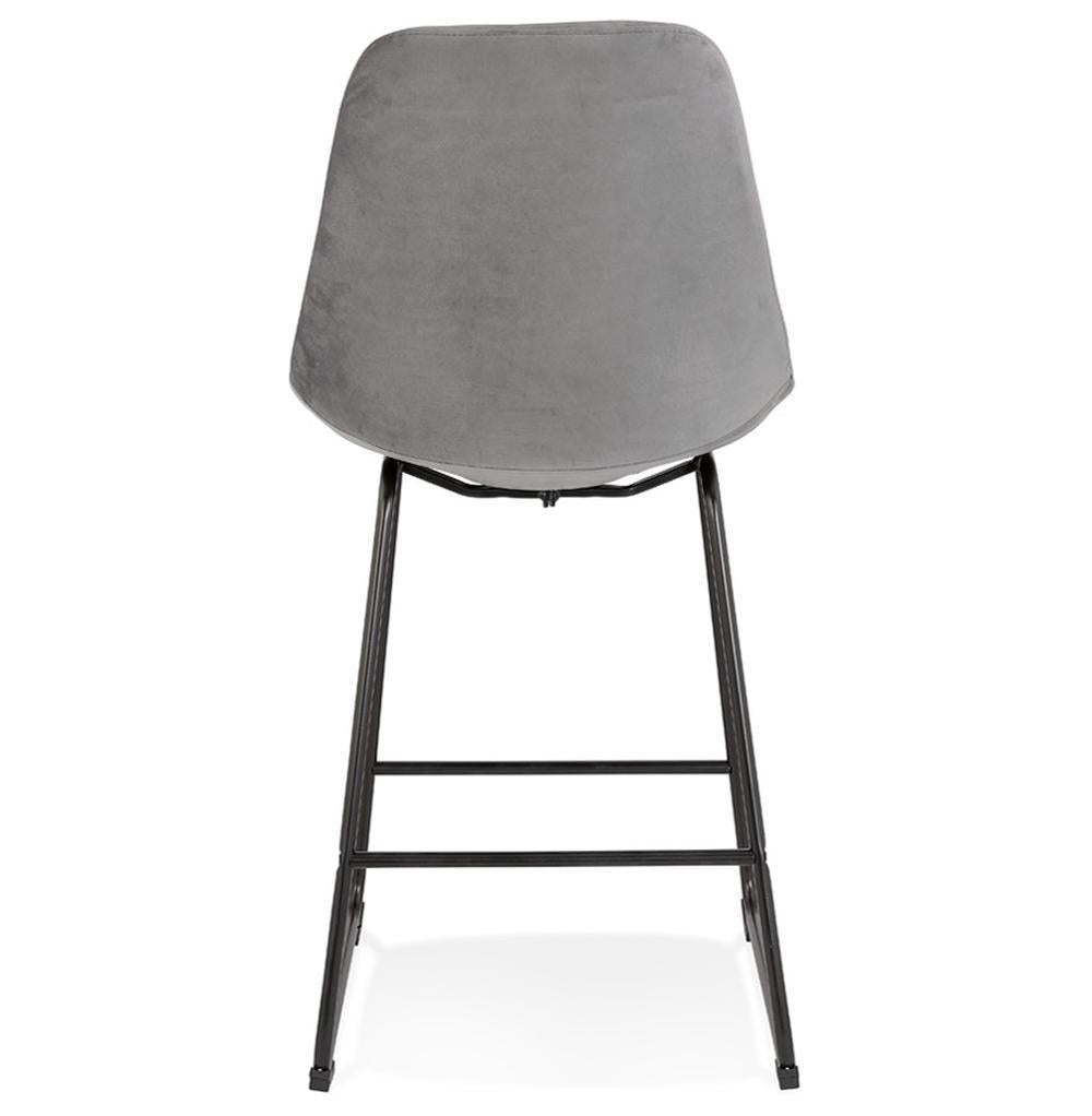 Grauer Designhocker in Anwendung - An 85-95 cm hohem Bartisch - bequemes Sitzen dank 40 cm Sitztiefe - MINORO MINI Kollektion_