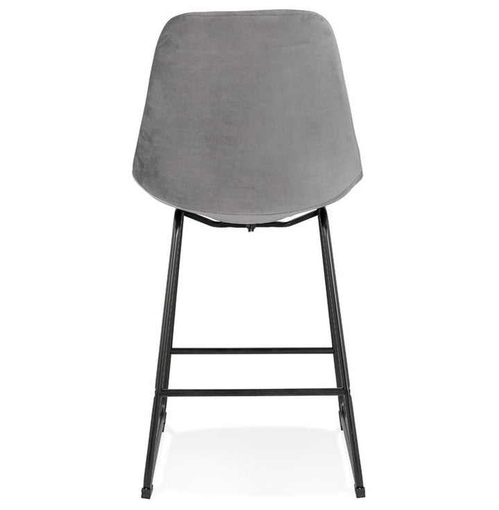 Grauer Designhocker in Anwendung - An 85-95 cm hohem Bartisch - bequemes Sitzen dank 40 cm Sitztiefe - MINORO MINI Kollektion_
