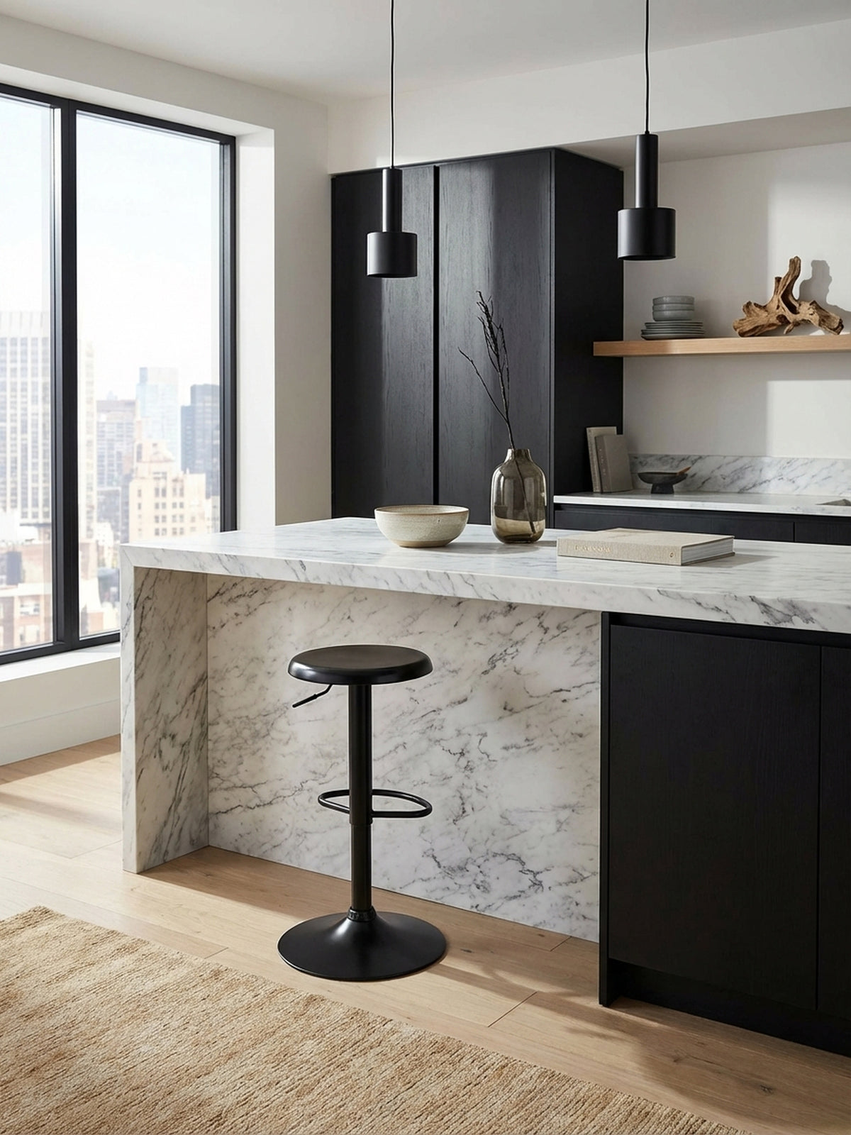 Ein Paar schwarze Barhocker aus Metall am Küchentresen einer modernen Loft-Wohnung, die den minimalistischen Stil und die Funktionalität des höhenverstellbaren Hockers betonen.