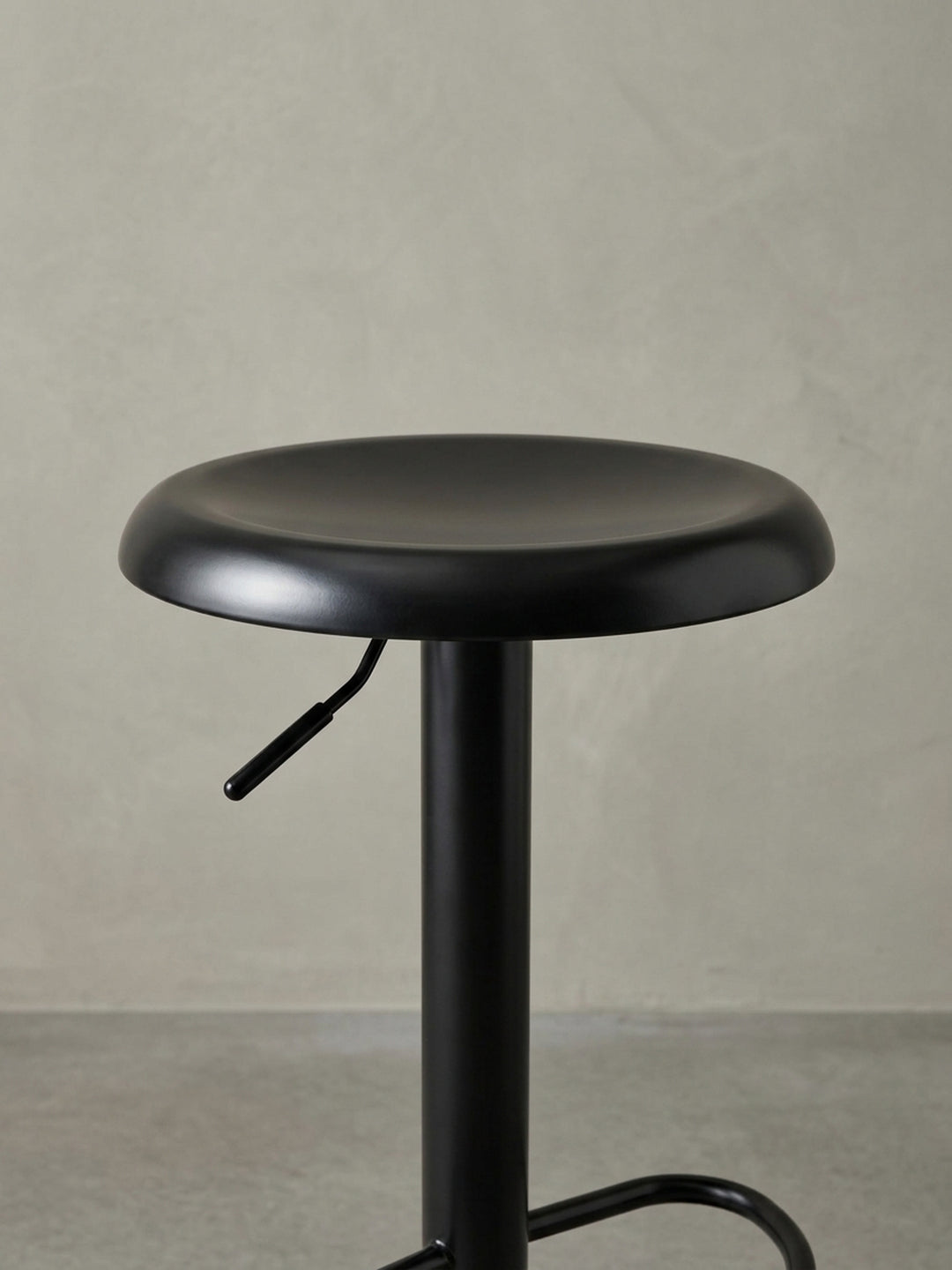 Perspektivische Ansicht des schwarzen Barhockers, die den 360° drehbaren Sitz und die Funktionalität des höhenverstellbaren Designs für Bartisch und Küchentheke betont._