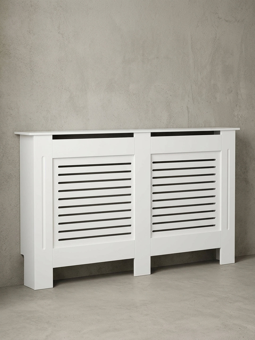 Frontansicht der 152x83x19 cm großen Heizkörperverkleidung in Weiß matt. Schlichtes architektonisches Design mit horizontalen Schlitzen zur optimalen und unsichtbaren Wärmezirkulation._
