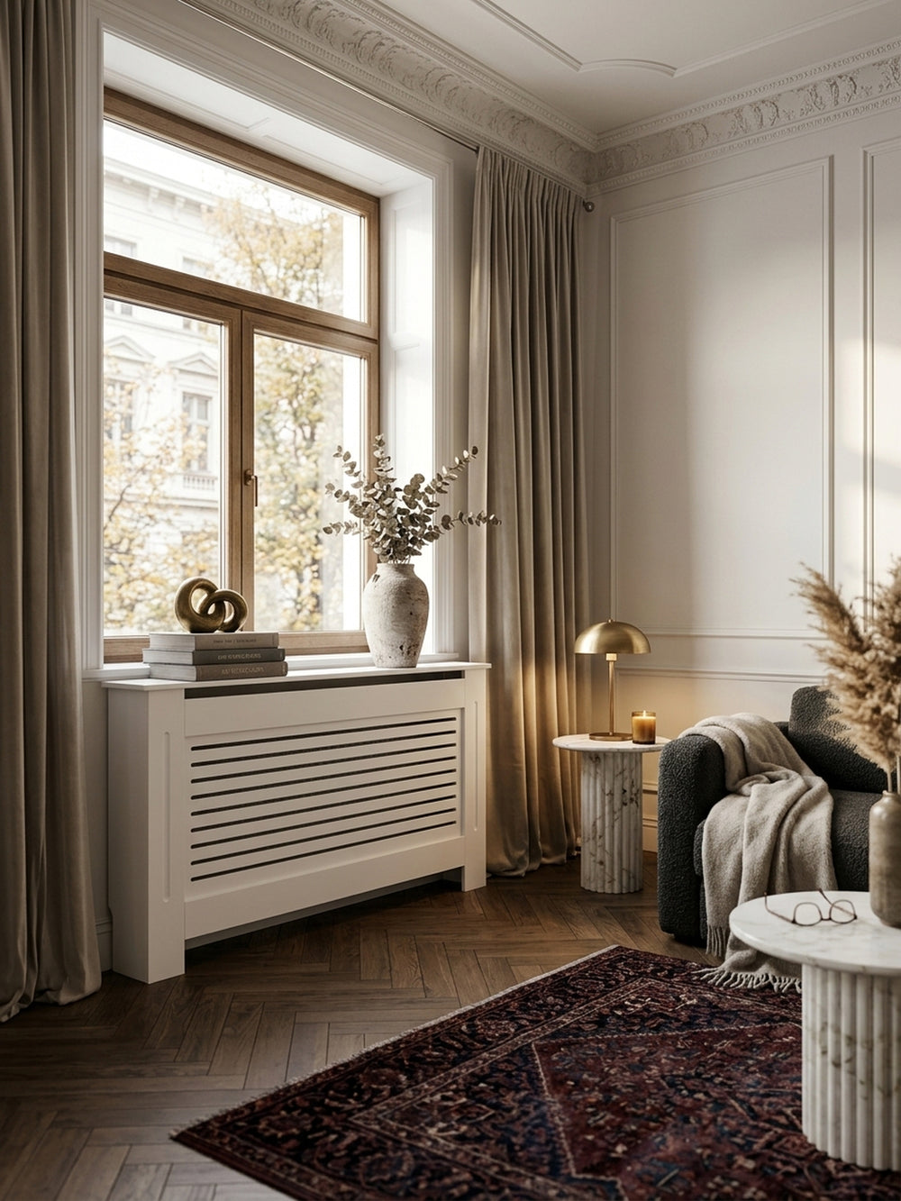 Weiße MDF Heizkörperverkleidung 112x82x19 cm elegant im modern-klassischen Wohnzimmer inszeniert. Die matte Abdeckung mit Lamellen dient als stilvolle Konsole unter dem Fenster._