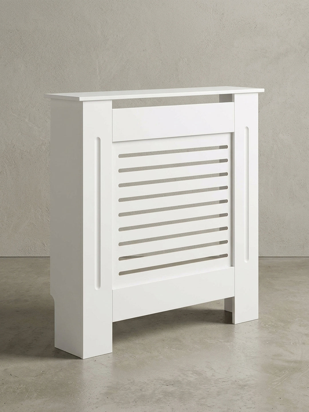 Weiße Heizkörperverkleidung 78x19x82 cm freigestellt. Die schlichte Kastenform aus MDF zeigt horizontale Frontlamellen für die Luftzirkulation und eine glatte obere Regalablage._