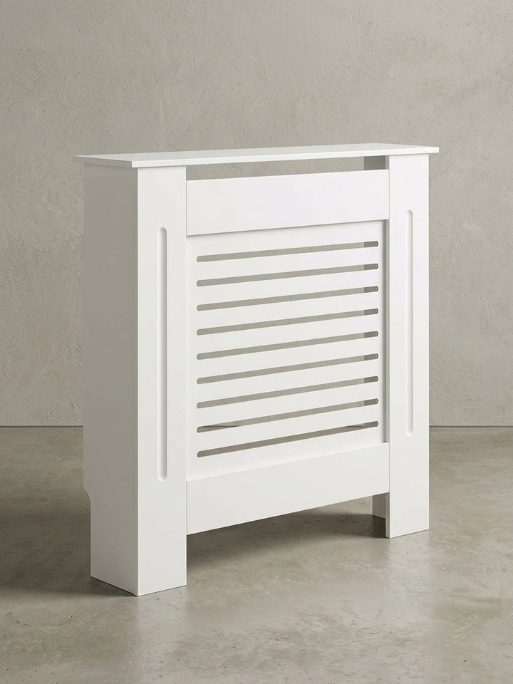 Weiße Heizkörperverkleidung 78x19x82 cm freigestellt. Die schlichte Kastenform aus MDF zeigt horizontale Frontlamellen für die Luftzirkulation und eine glatte obere Regalablage._