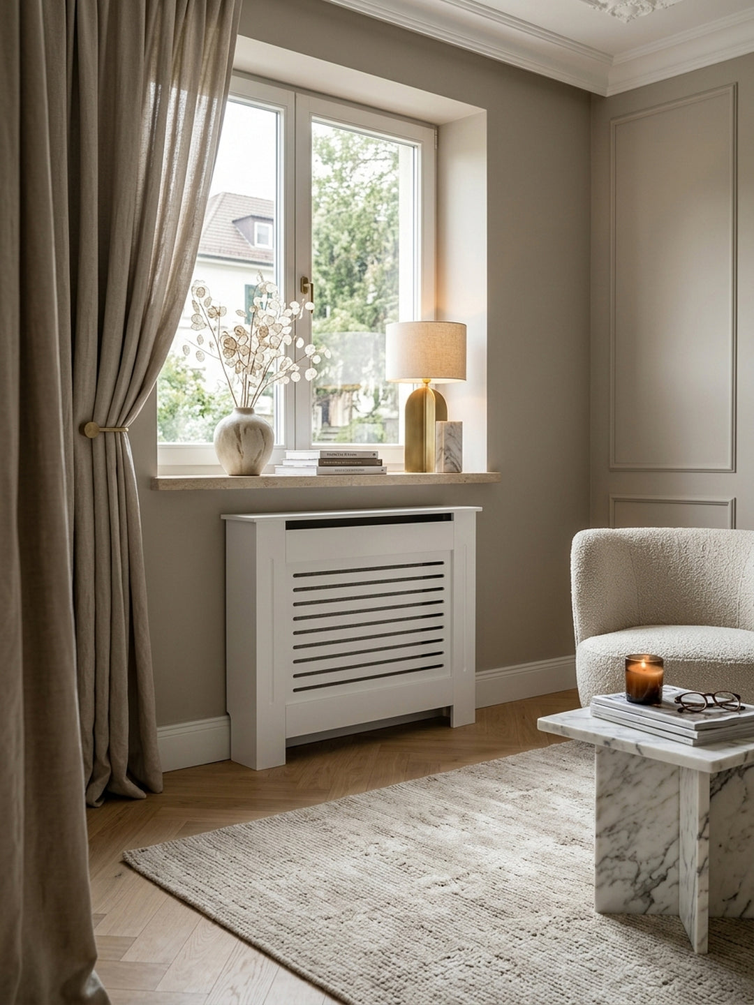 Moderne Heizkörperverkleidung 78x82cm in Mattweiß, elegant ins Wohnzimmer integriert. Das flache Design aus MDF mit Holzlamellen verdeckt den Heizkörper und bietet eine praktische Ablage._