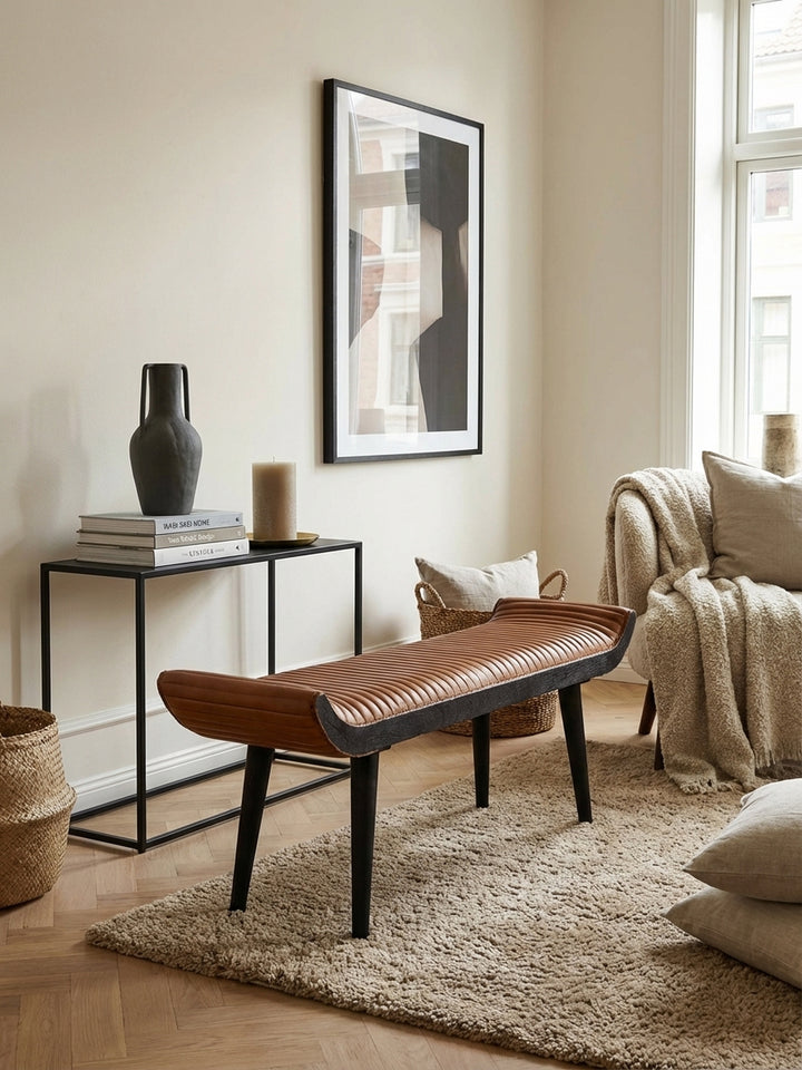 Sitzbank aus Echtleder in Cognac-Braun, stilvoll platziert in einem hellen Wohnzimmer mit Parkettboden. Die 125 cm lange Bank dient als eleganter Blickfang._