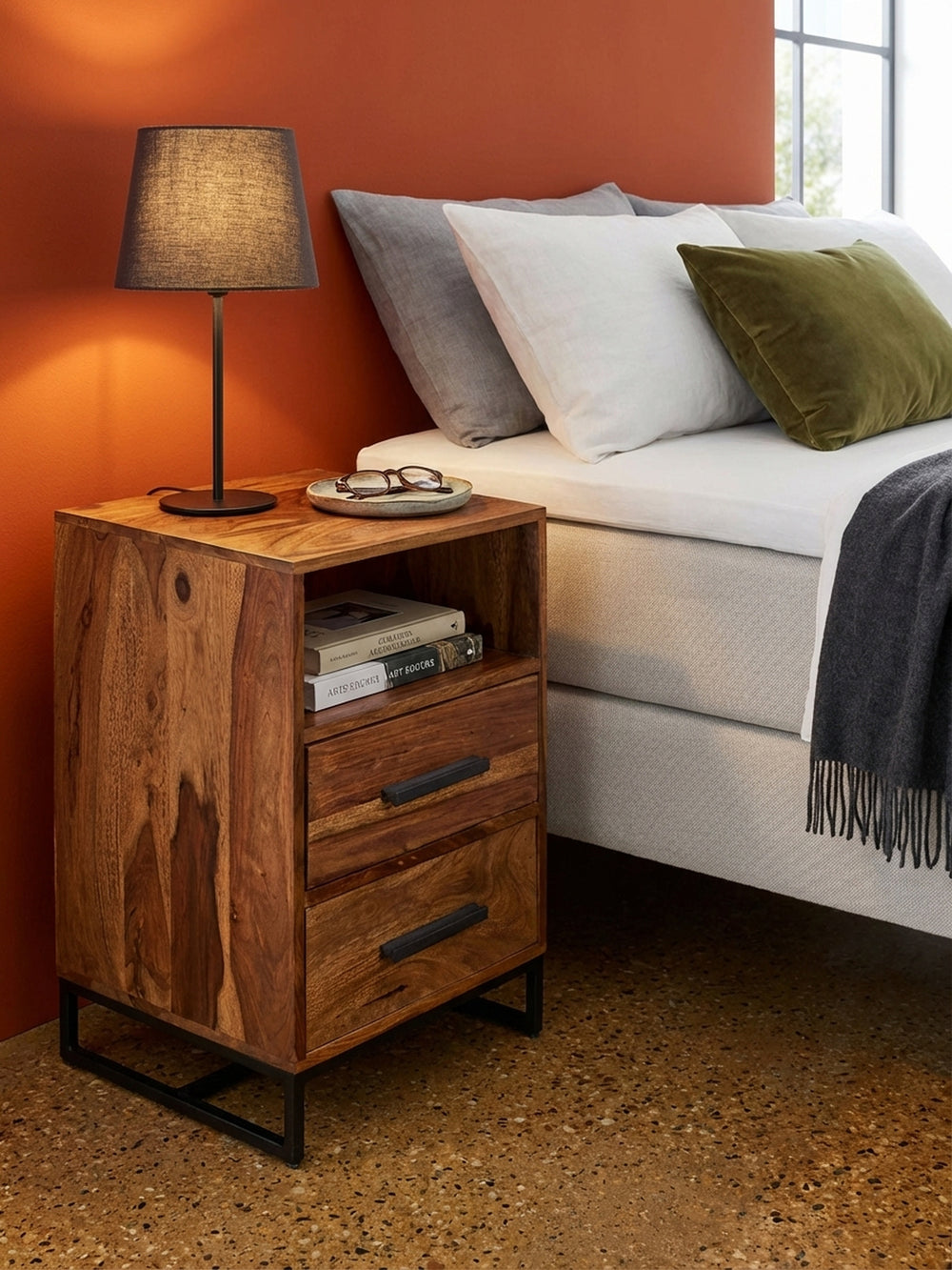 Makroaufnahme der lebhaften und warmen Holzmaserung des Sheesham Massivholzes, die den handgefertigten Charakter des Nachttisches mit seinen natürlichen Farbverläufen betont._