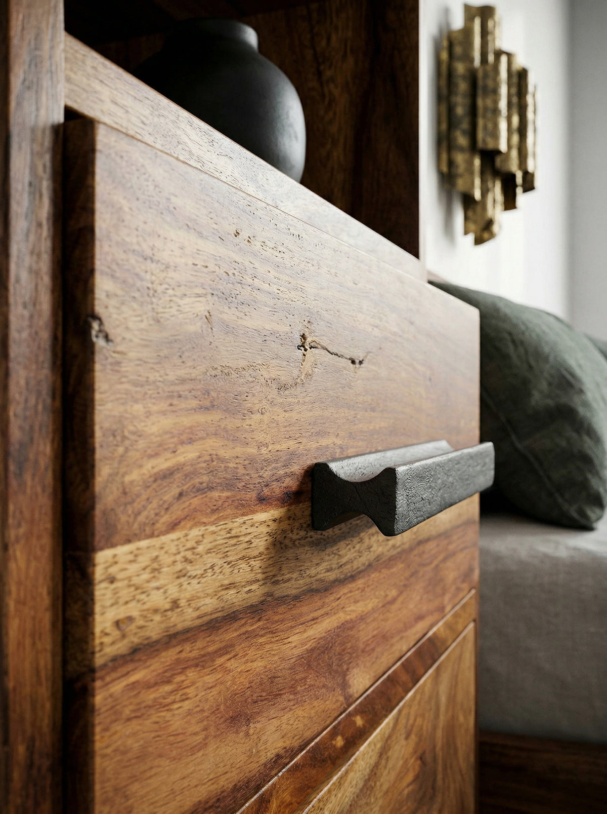 Moderne Nachtkommode im Industrial-Style  Massivholz- und Metall-Design  für Boxspringbetten - KADIMA DESIGN Größe  40x35x66 cm