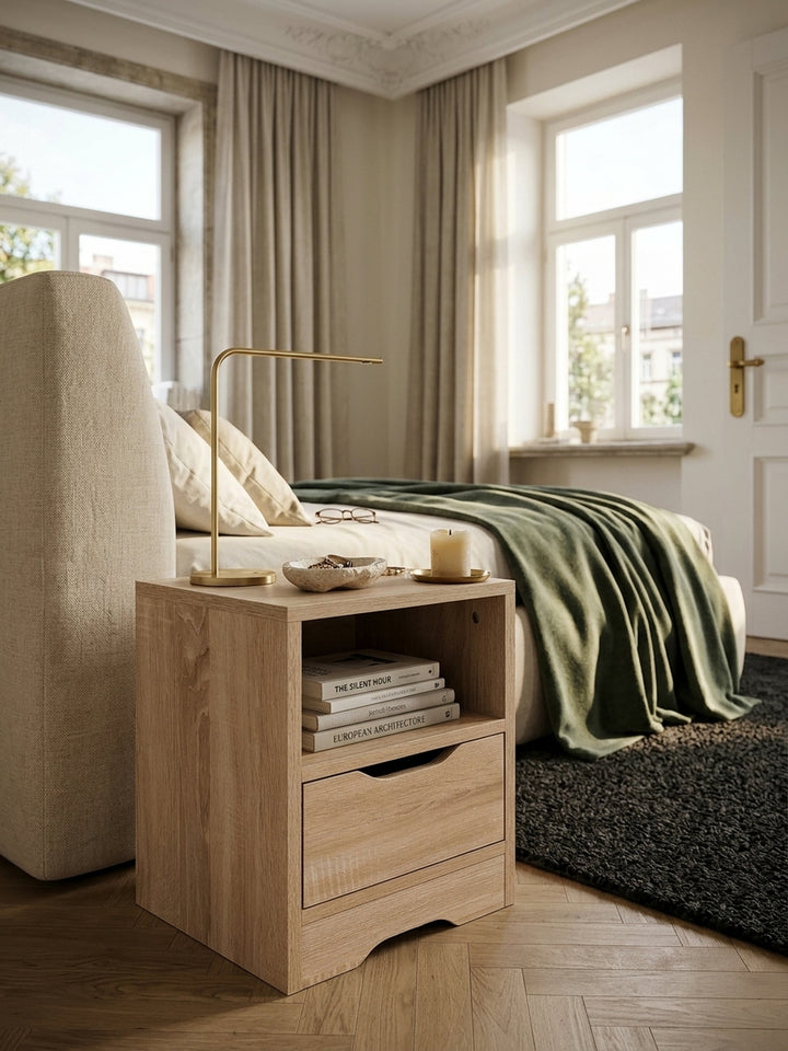 Nahaufnahme der melaminbeschichteten Oberfläche der kleinen Schlafzimmer-Kommode. Die realistische Sonoma-Eiche-Maserung und die sanft abgerundete Griffmulde der Schublade sind erkennbar._