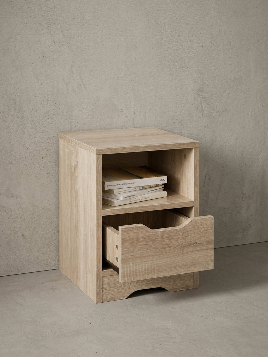 Alternative Perspektive der quadratischen Schlafzimmer-Ablage, die den geschwungenen Sockelausschnitt unten am Korpus und die harmonische, kubische Proportion der Eichen-Kommode betont._