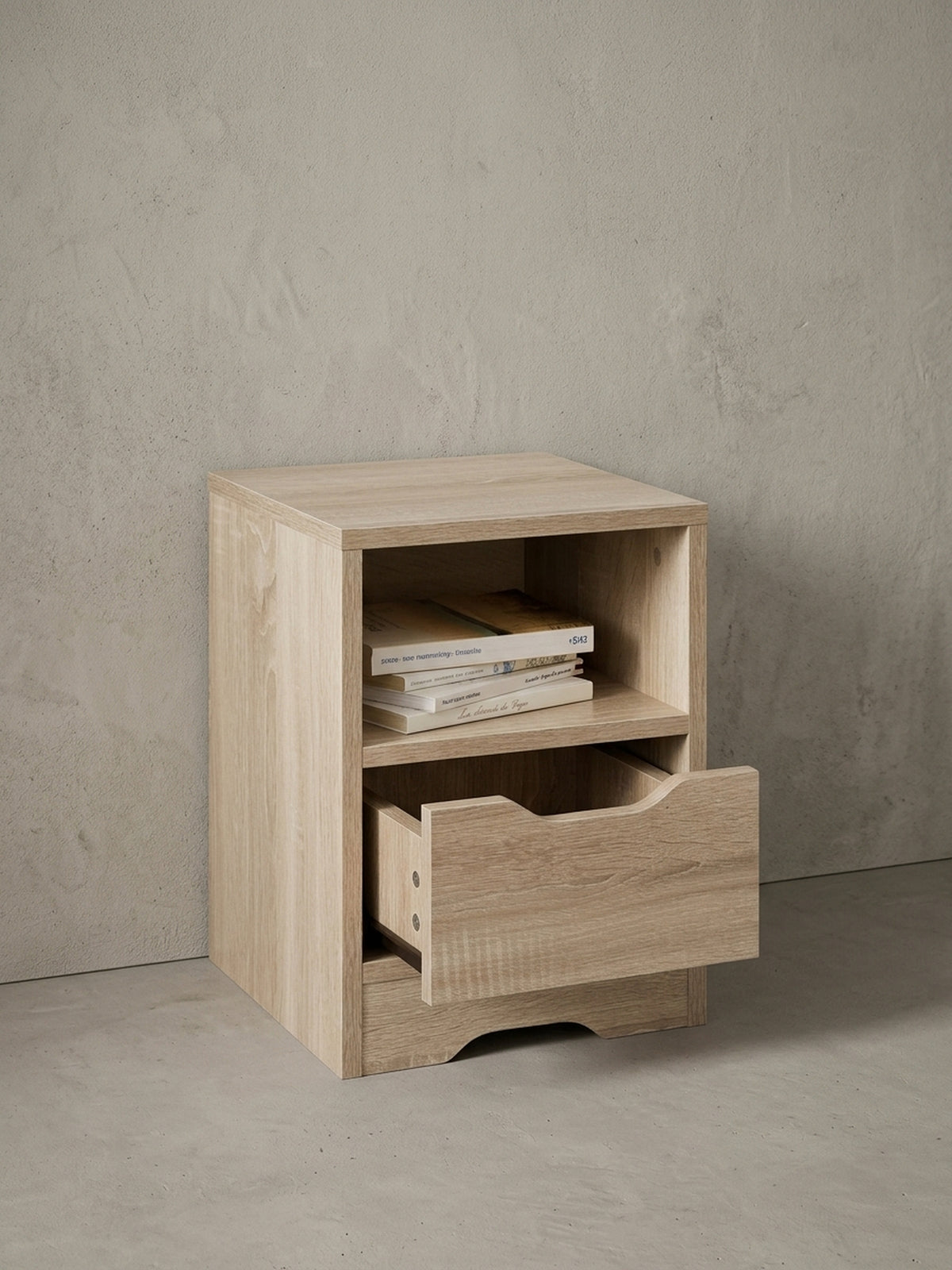 Alternative Perspektive der quadratischen Schlafzimmer-Ablage, die den geschwungenen Sockelausschnitt unten am Korpus und die harmonische, kubische Proportion der Eichen-Kommode betont._