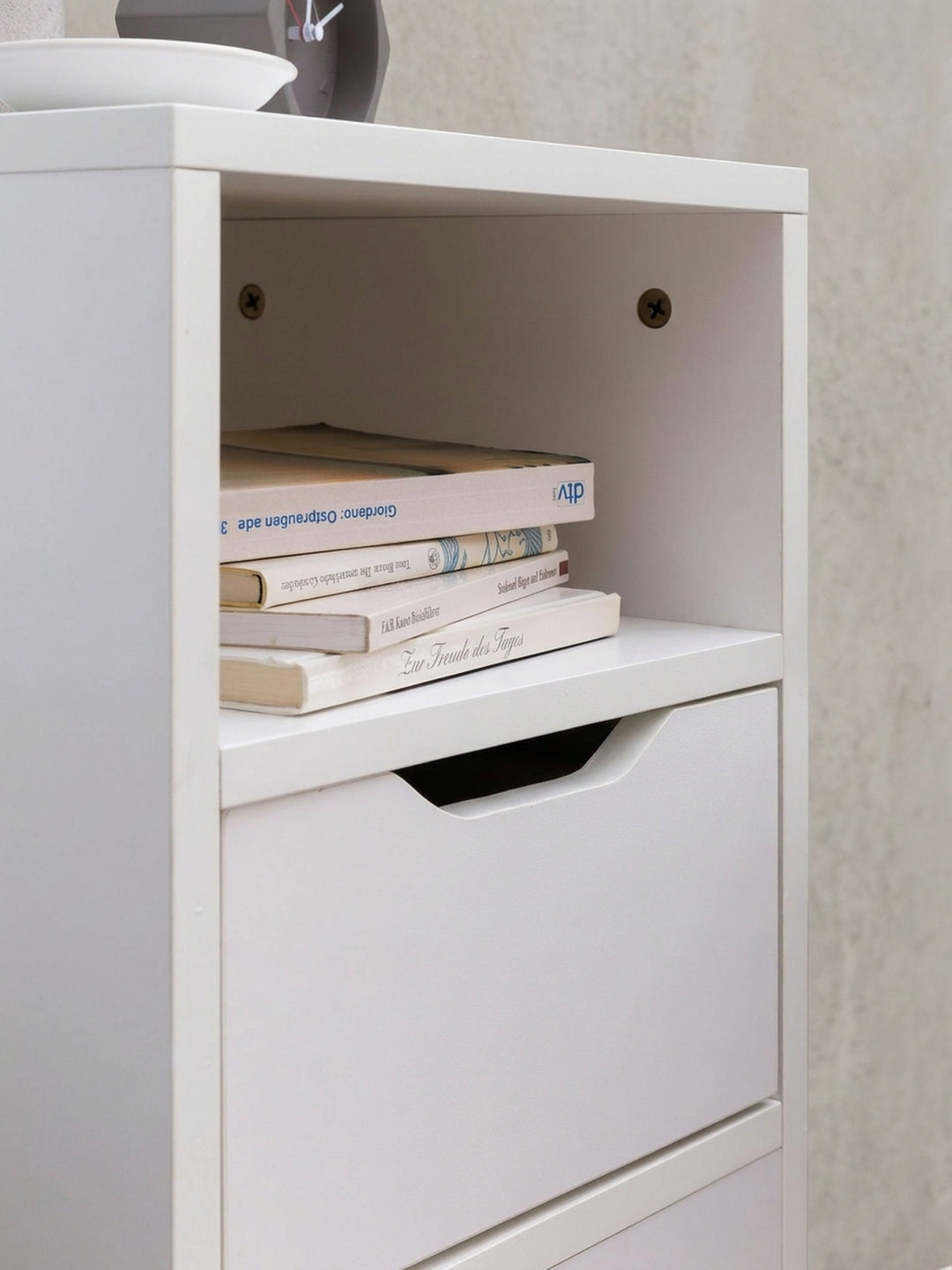 Komplette Übersicht des minimalistischen Nachttisches in Weiß. Ein funktionales und ästhetisches Möbelstück, das durch klare Linien besticht und ideale Ablagefläche am Bett bietet._