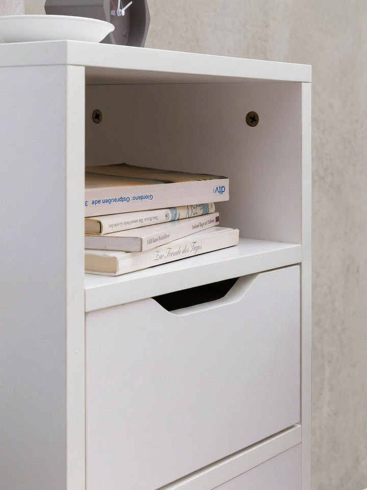 Komplette Übersicht des minimalistischen Nachttisches in Weiß. Ein funktionales und ästhetisches Möbelstück, das durch klare Linien besticht und ideale Ablagefläche am Bett bietet._