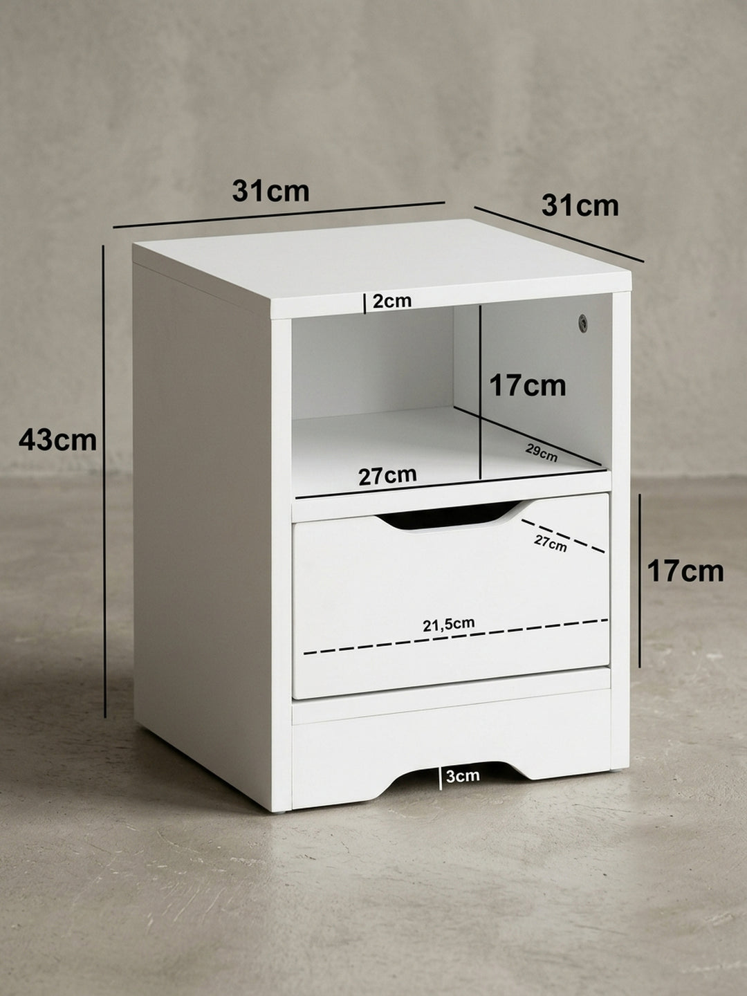 Rückansicht und Konstruktionsdetails der weißen Schlafzimmer-Kommode. Die stabile Verarbeitung der beschichteten Spanplatten sorgt für Langlebigkeit und sicheren Stand neben dem Bett._