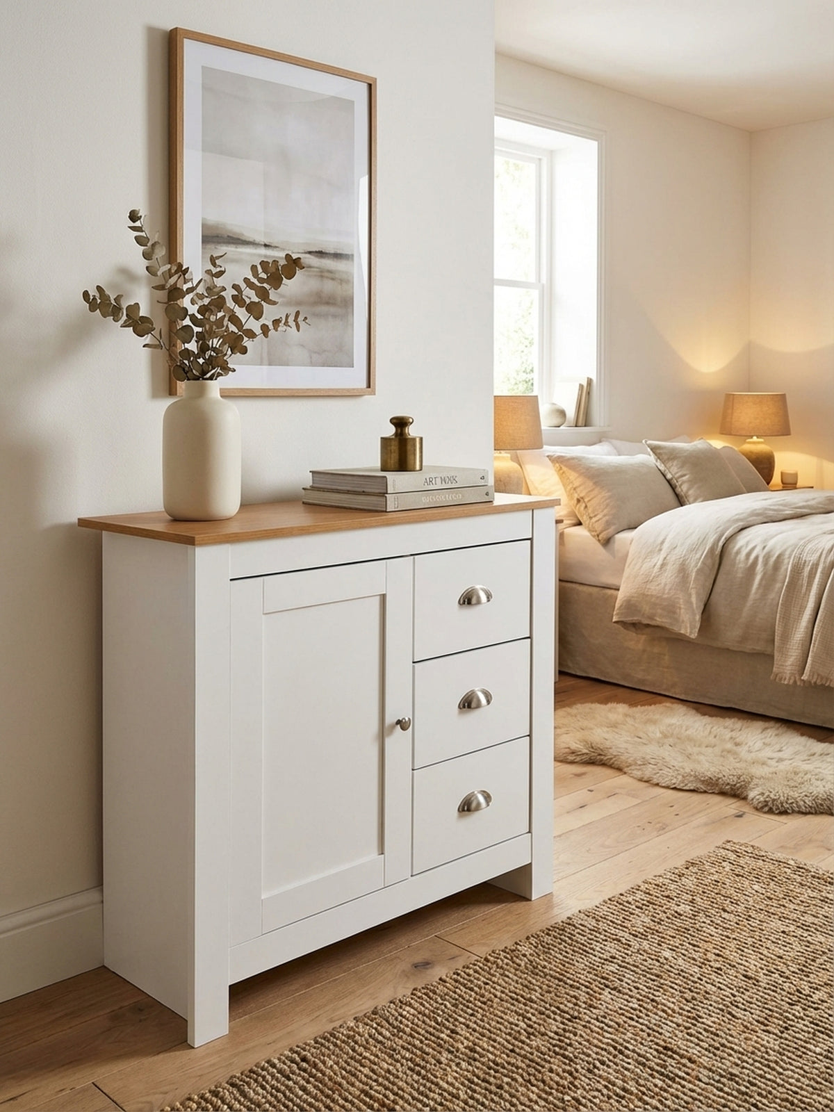 Kompaktes Sideboard 79x81 cm von oben betrachtet, zeigt die Eichenholz-Ablagefläche im Raumkontext mit Teppich und Sessel.
