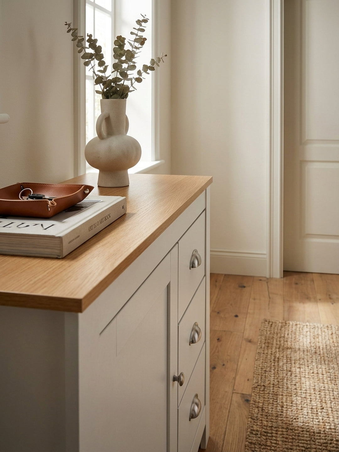 Detailaufnahme der melaminharzbeschichteten Oberfläche in Eichenoptik der Kommode mit realistischer, spürbarer Holzmaserung._