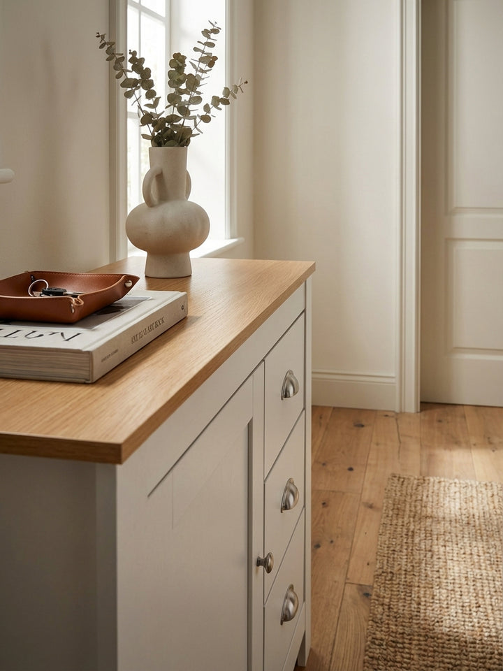 Detailaufnahme der melaminharzbeschichteten Oberfläche in Eichenoptik der Kommode mit realistischer, spürbarer Holzmaserung._