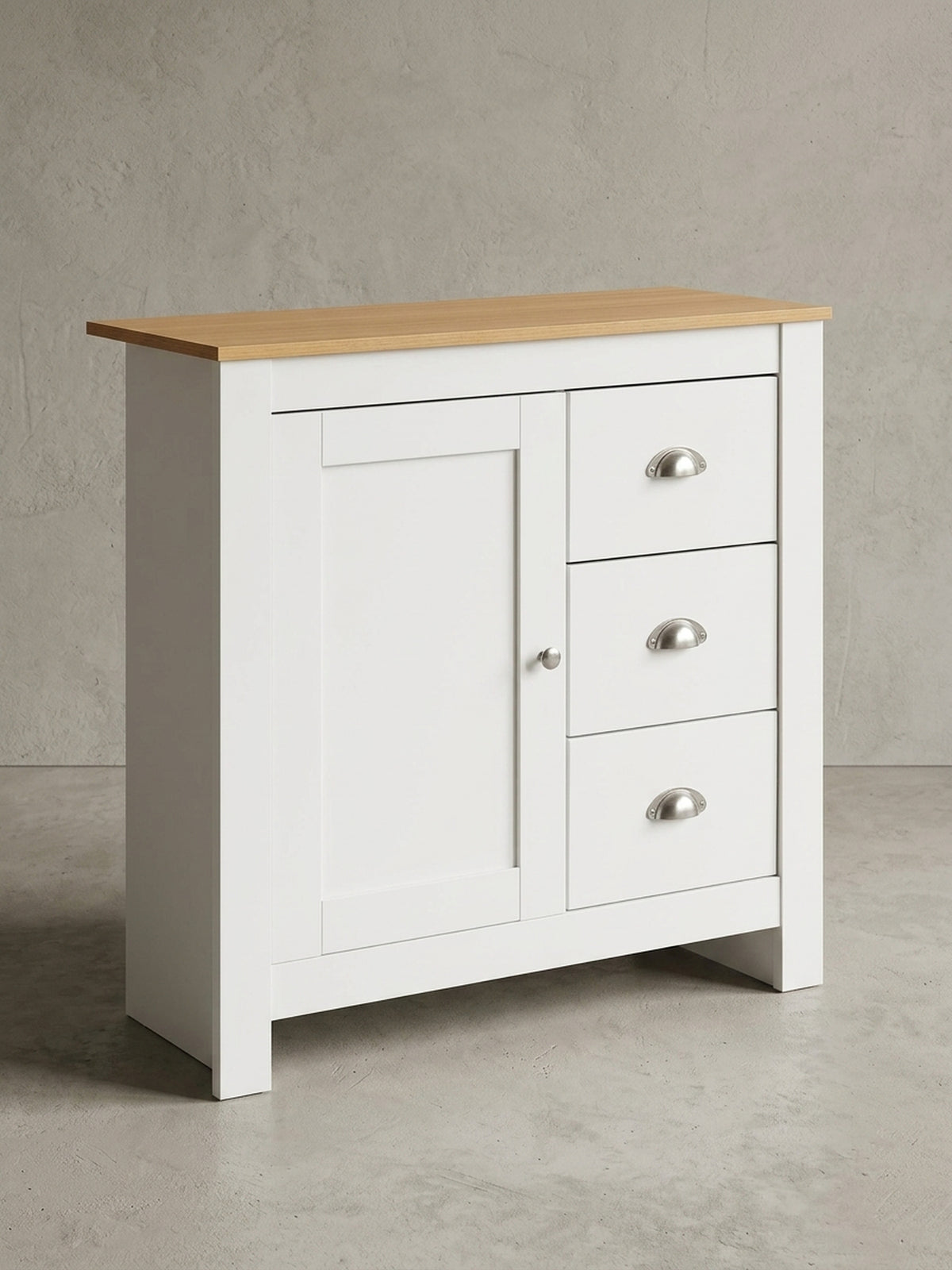 Schräge 3/4-Ansicht des kleinen Sideboards, die die silbernen Aluminiumgriffe und die geringe Tiefe von 35 cm hervorhebt._