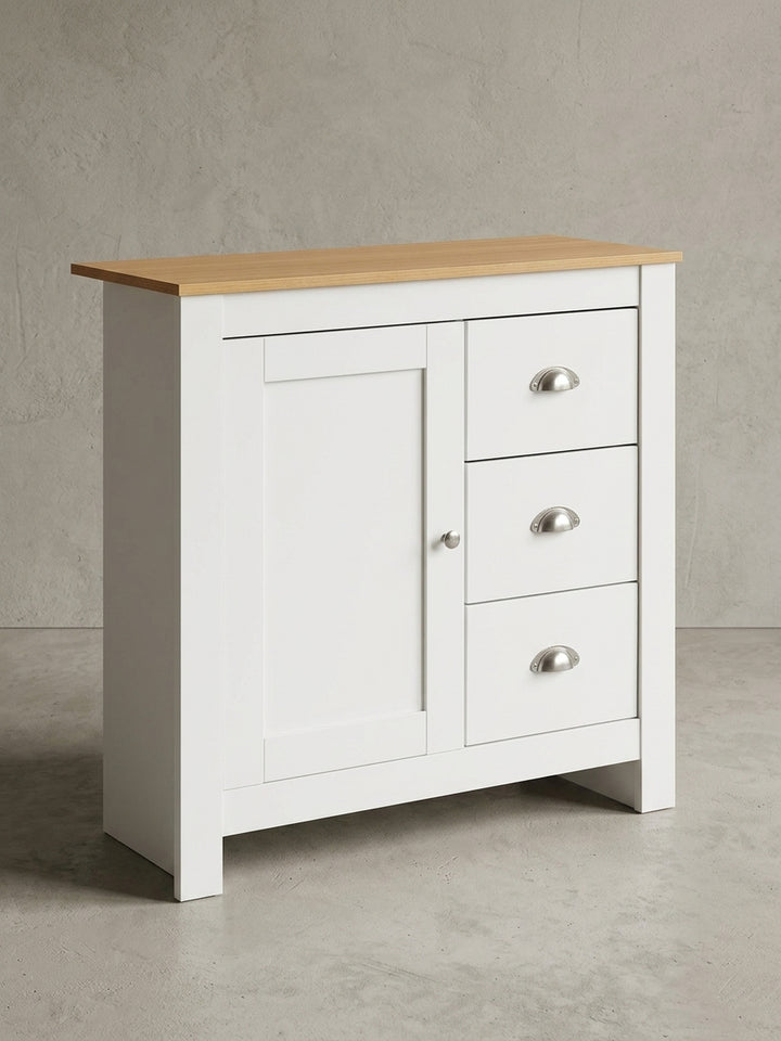 Schräge 3/4-Ansicht des kleinen Sideboards, die die silbernen Aluminiumgriffe und die geringe Tiefe von 35 cm hervorhebt._