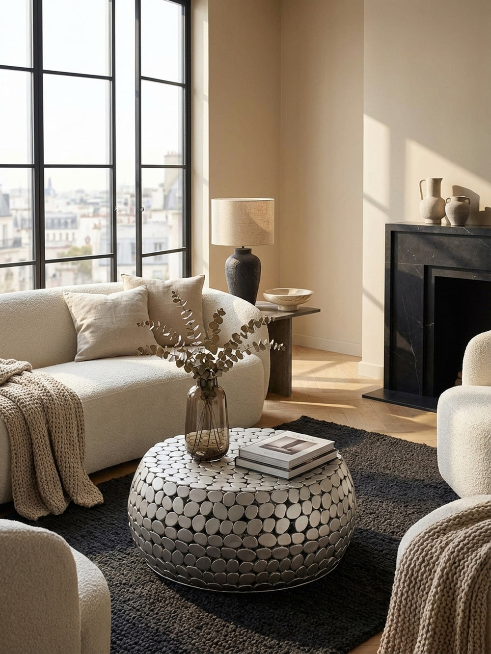 Blick von oben auf den Design Couchtisch 66x32 cm mit Mosaik-Oberfläche aus Aluminium, dekoriert mit Glasvase und Notizbuch._